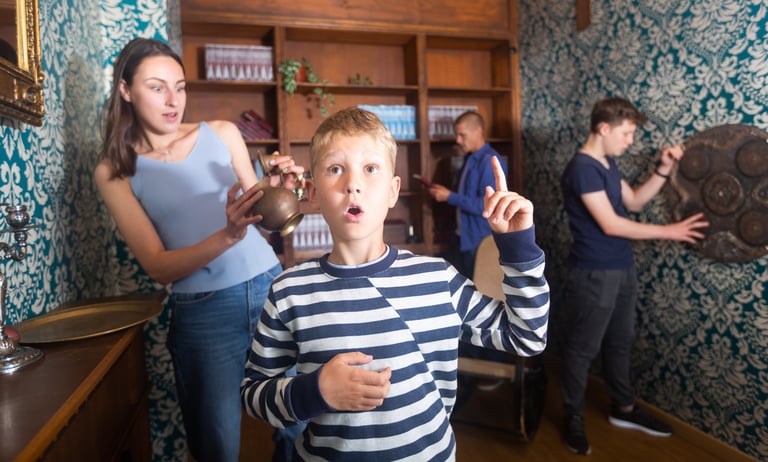 Παιδί λύνει γρίφο σε Escape Room πάρτι